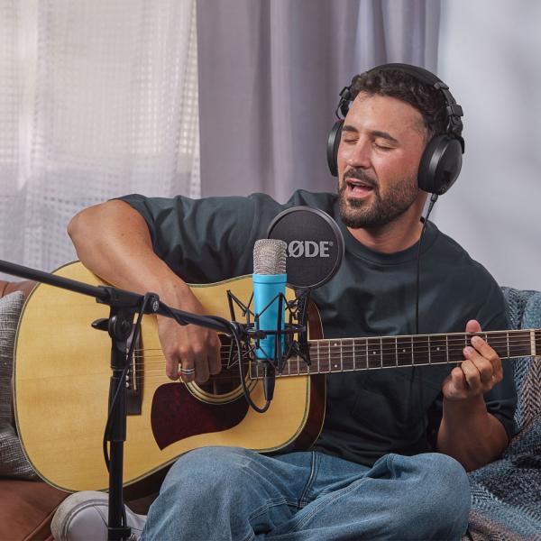 Rode Mikrofon NT1 Signature Blau mit PSA1+ Gelenkarm Blau und Tuch