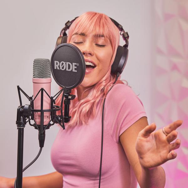 Rode NT1 Signature Pink Studio-Mikrofon Rosa mit PSA-1+ Plus Gelenkarm-Stativ Schwarz