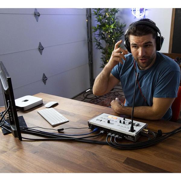 Roland Streaming Mixer VR-1HD mit XLR-Kabel