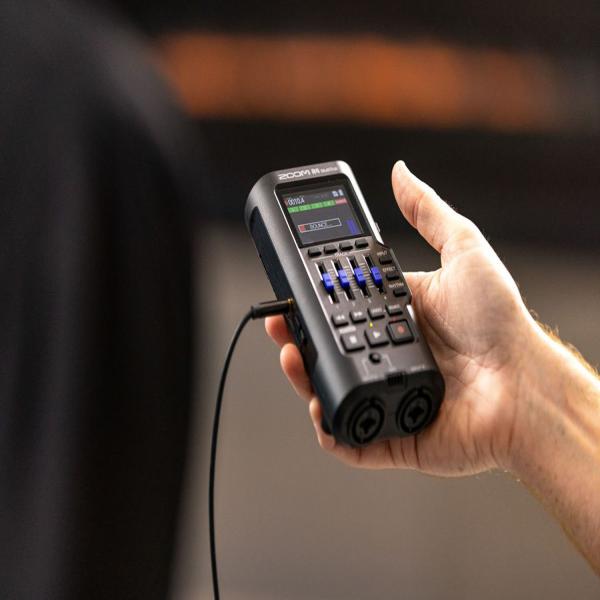 Zoom R4 MultiTrak mobiler Audio-Recorder